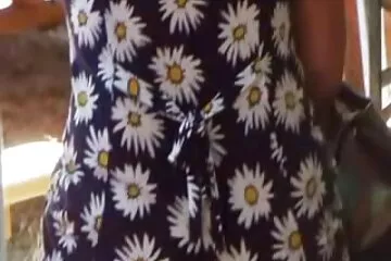 Lány ül a seggét cigánysex egy óriási kövér fekete kakason.
