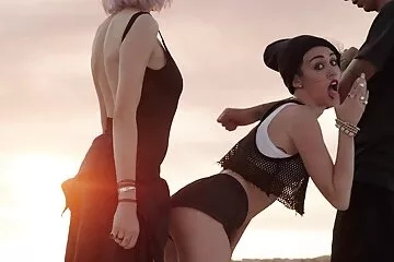 Anális maszturbáció egy üveggel ingyen sexfilm a kamera előtt közelről.