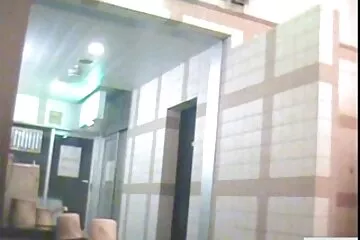 Az őrült hugi baszik anális kurva, Kenzie Reeves elcsábítja az idősebb srácot.