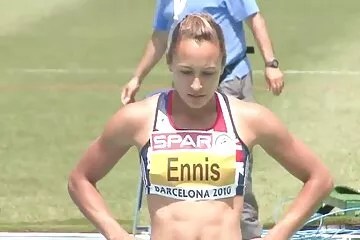HD pornó: Erőteljes szexgép kemény kalapálás anális érettsex barnában.