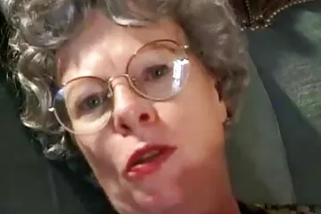 Klubszukák egy részeg diszkó után. seggbe dugják