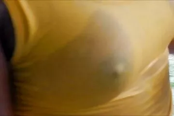 Nyilvános sztriptíz az utcán egy fehér napon az autó közelében. csaladi porno videok