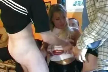Első anális élmény egy tinipinak fiatal szépség számára.