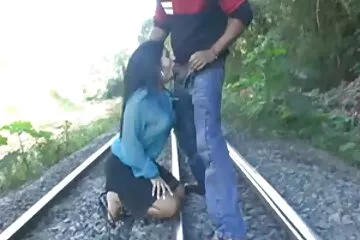 Anális öklözés piros ingyen sexvideók csuklyával az erdőben.