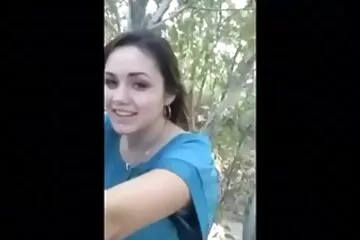 Csinos nő kakilt tehénlány szexfilm ingyen mobilra pózban.