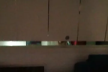 Otthoni öklözés betörő sex kézzel és vibrátorral anális közelről.