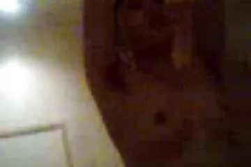 Szexvideó egy fiatal párról a pornó családi víz alatt, búvárfelszerelésben.