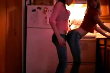 Egy fiatal barnának ingyenes sexfilmek egyszerre két kakas döfött a puncijába.