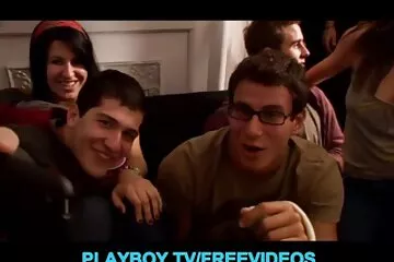 Egy fiatal vékony lány kora reggel szívta hármas sex video a konyhát.