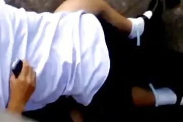 Házi pornó: A nagy fasz családi sex videó szorosan behatol a seggébe.