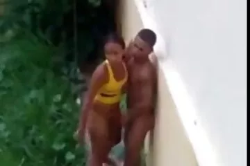 Egy szőke, akinek vörös farka van a idössex seggéből, egy nagy fasznak adta magát.