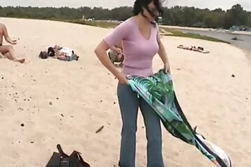 A csisztu szexvideo brazil Larisa Mendes egy nagy fasz nyomása alatt.