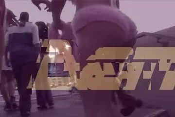 Első anális egy fiatal, gyengéd, ingyenes pornó oldalak vékony szépségű seggével.