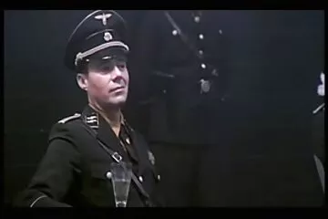 Egy fiatal lány szóló szexvideoj sztriptíze a kamera előtt.